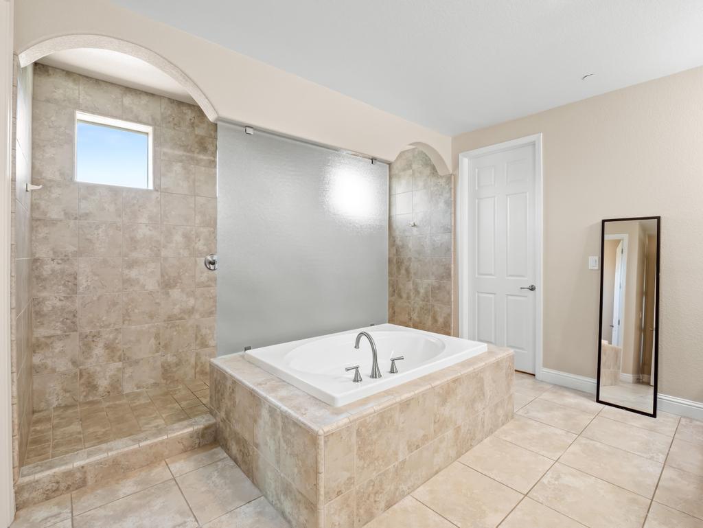 1229 E Via Roma Dr, Fresno, CA 93730