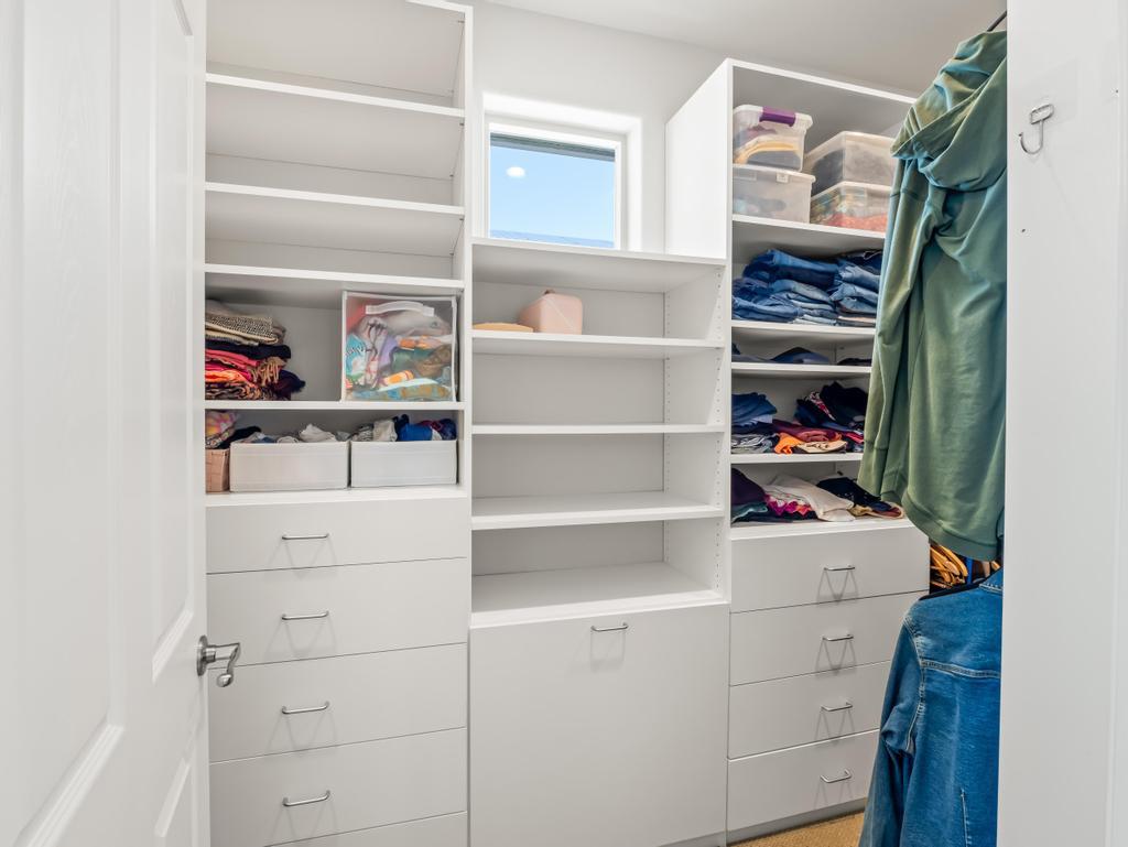 1229 E Via Roma Dr, Fresno, CA 93730