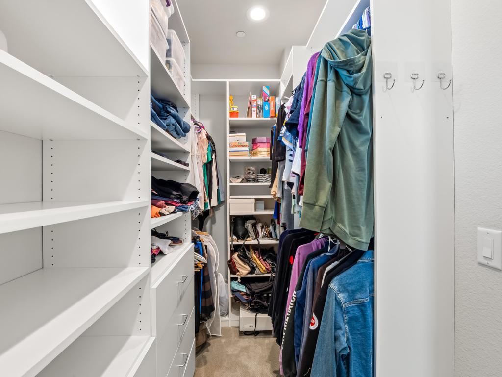 1229 E Via Roma Dr, Fresno, CA 93730