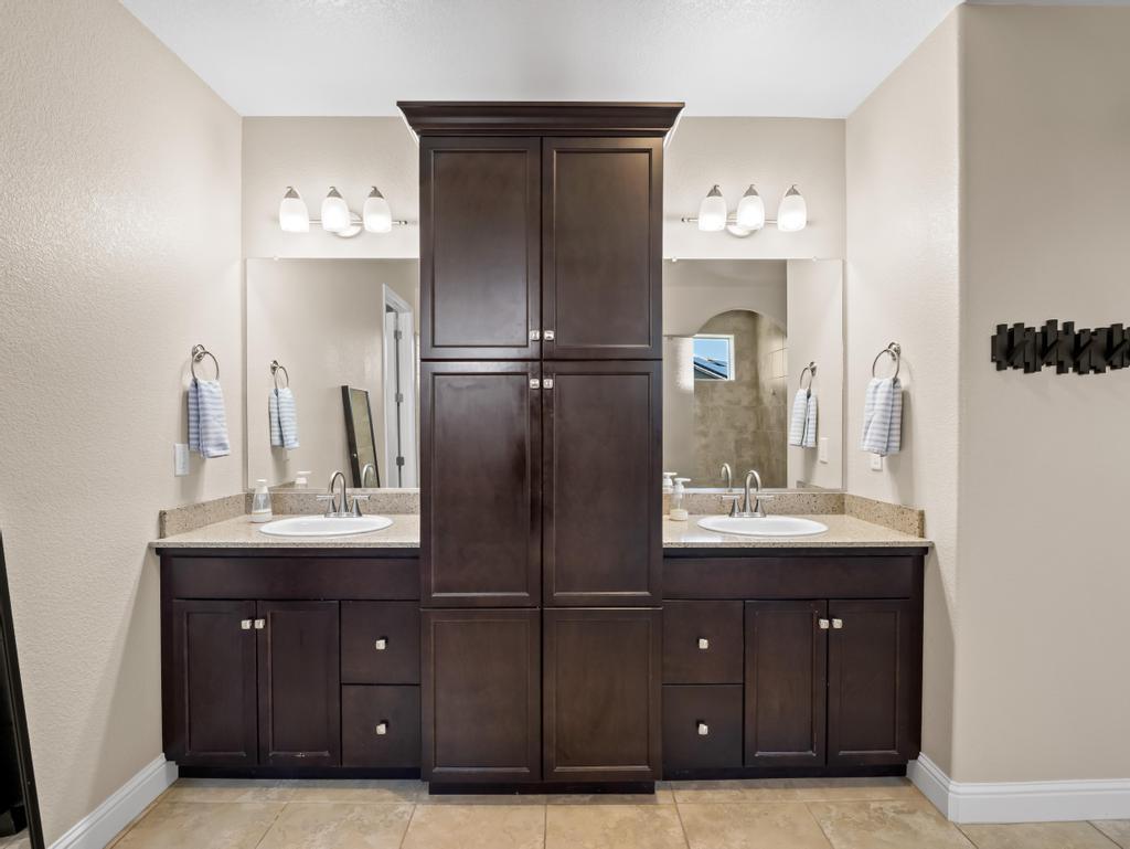 1229 E Via Roma Dr, Fresno, CA 93730