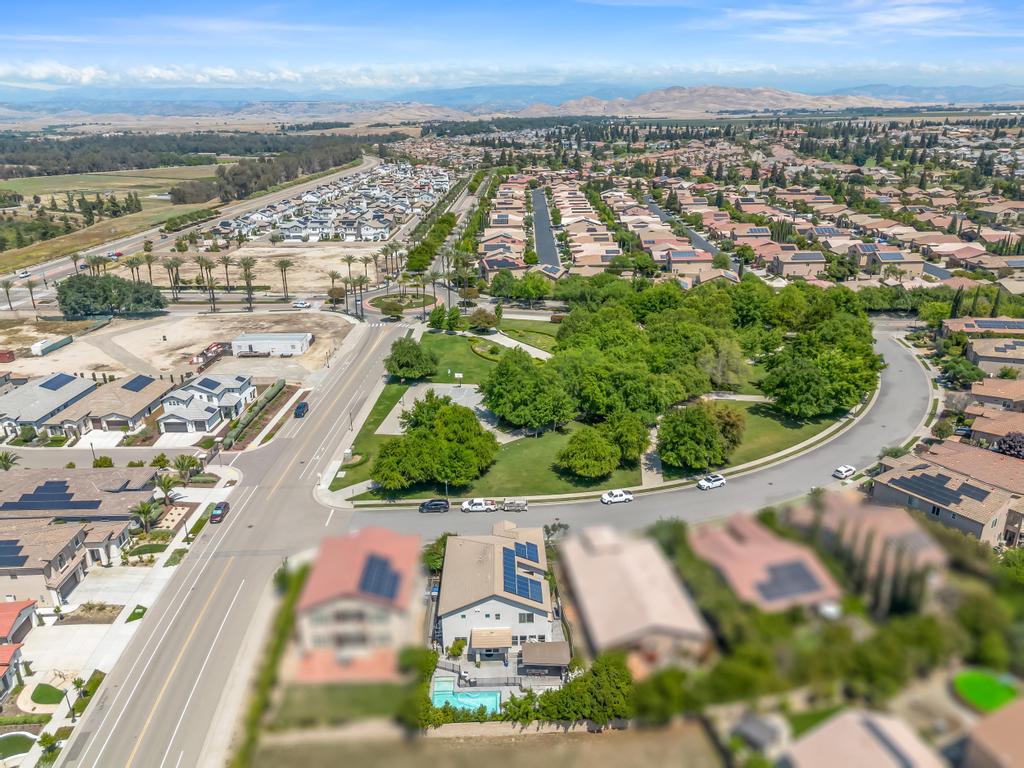 1229 E Via Roma Dr, Fresno, CA 93730
