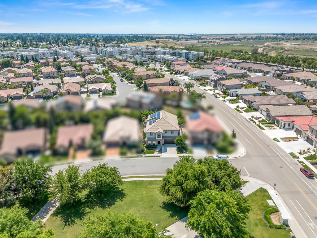 1229 E Via Roma Dr, Fresno, CA 93730