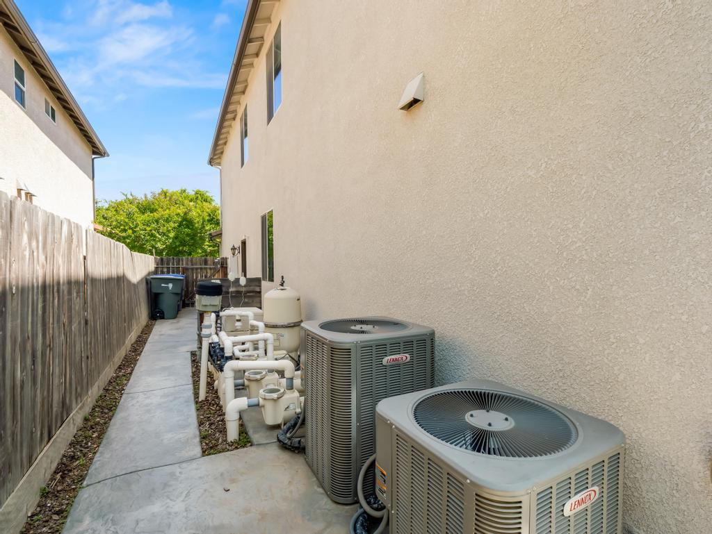 1229 E Via Roma Dr, Fresno, CA 93730