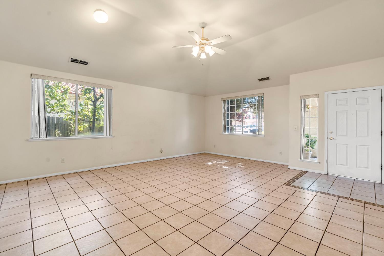 7633 N Hanna Ave, Fresno, CA 93722