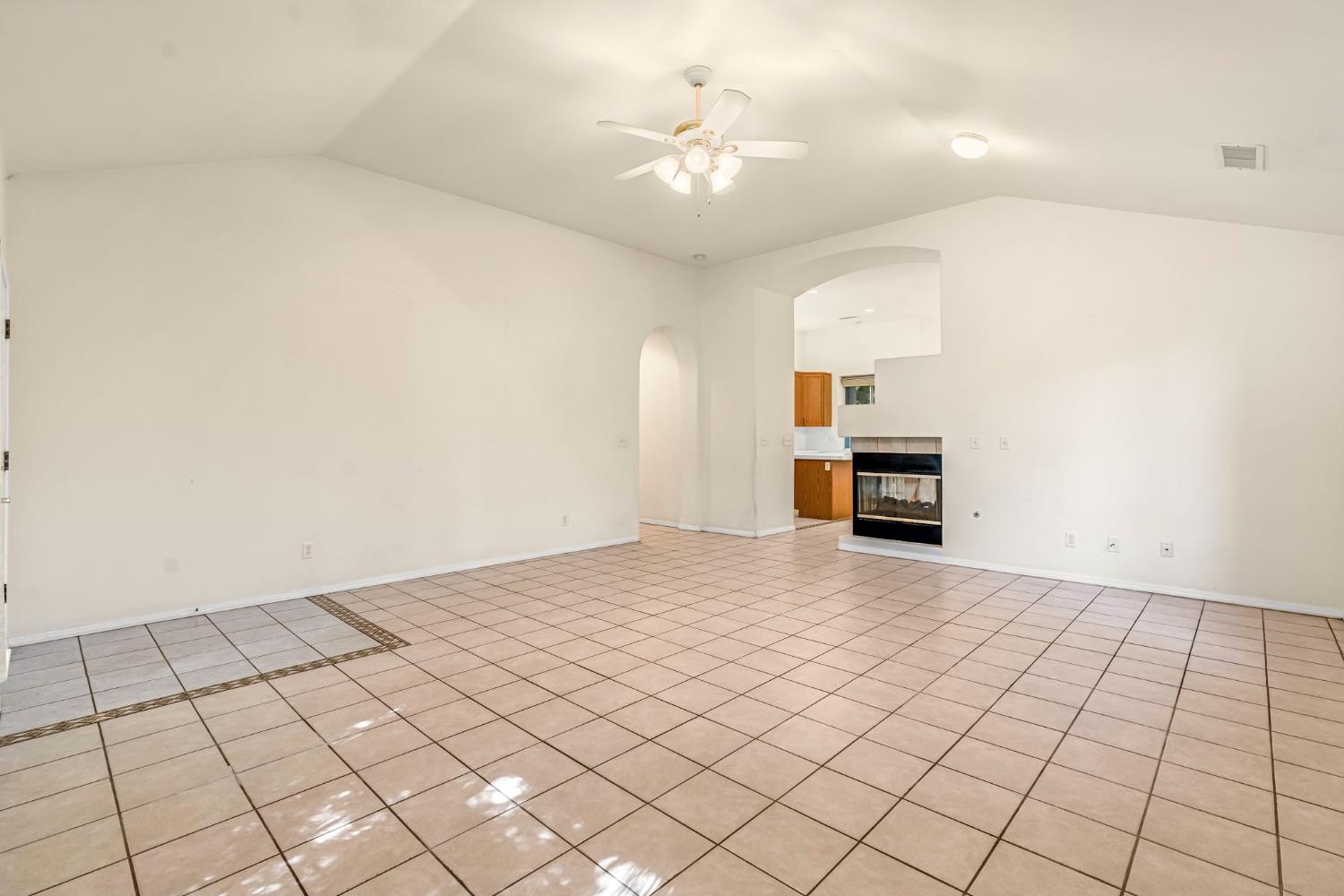 7633 N Hanna Ave, Fresno, CA 93722