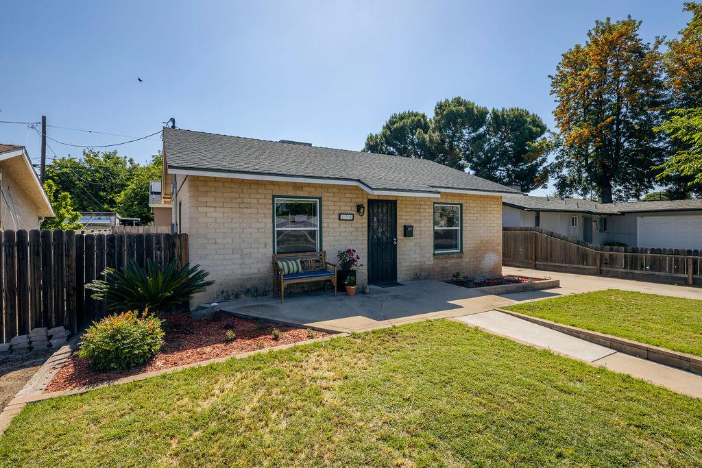 335 Oxford Ave, Clovis, CA 93612