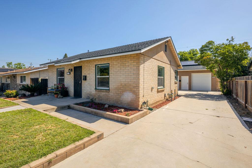 335 Oxford Ave, Clovis, CA 93612