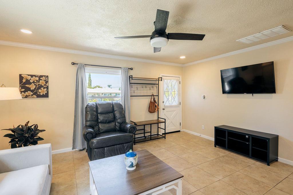 335 Oxford Ave, Clovis, CA 93612