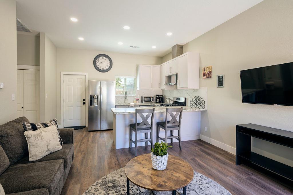 335 Oxford Ave, Clovis, CA 93612