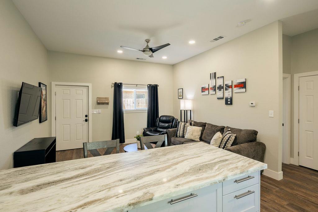 335 Oxford Ave, Clovis, CA 93612