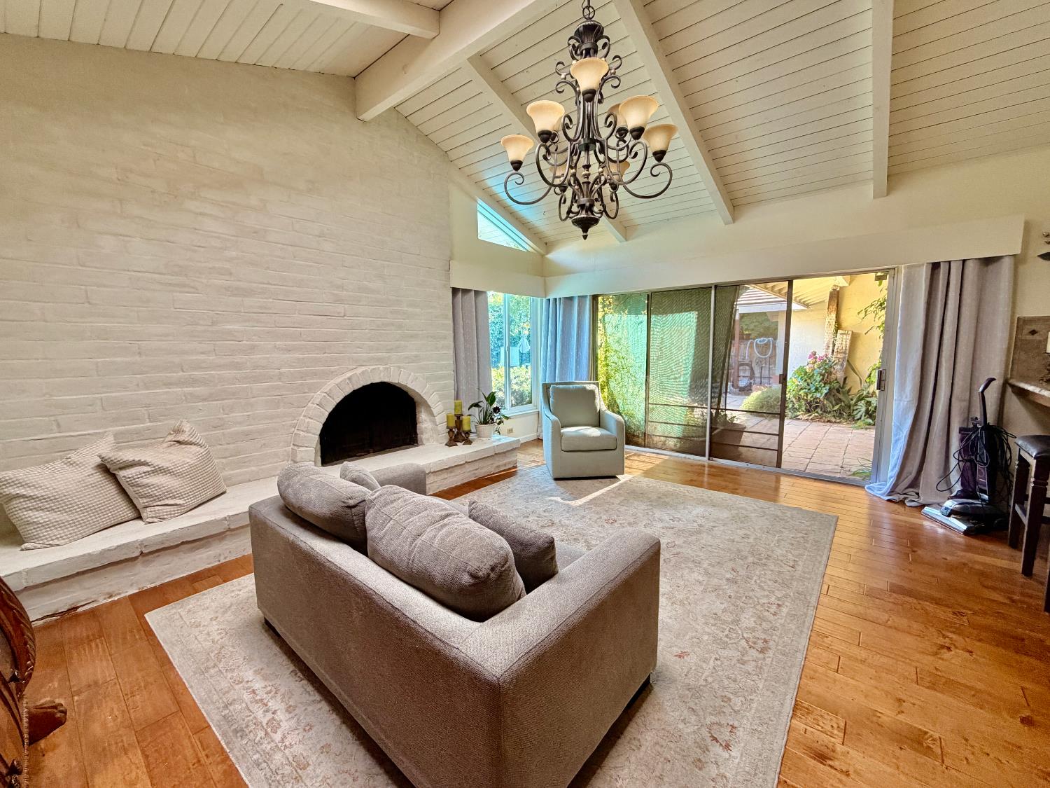 1687 W Dovewood, Fresno, CA 93711