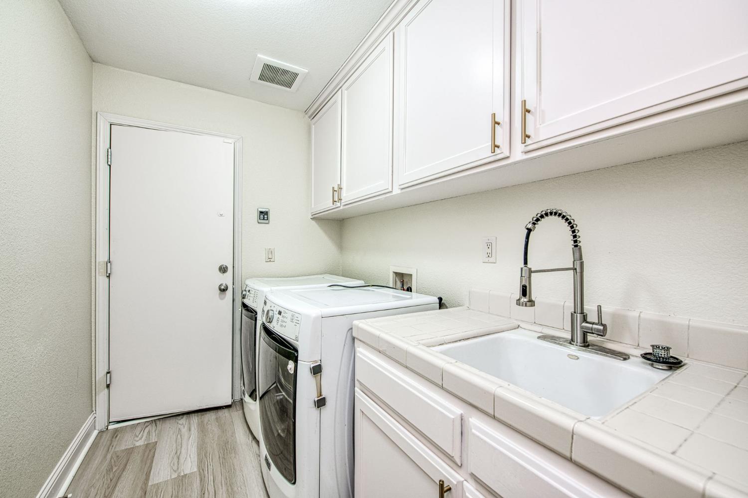 5860 E Byrd Ave, Fresno, CA 93727