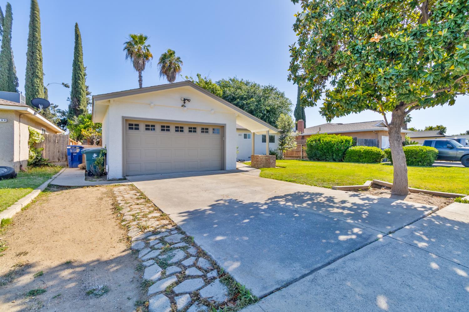 896 W Holland Ave, Clovis, CA 93612