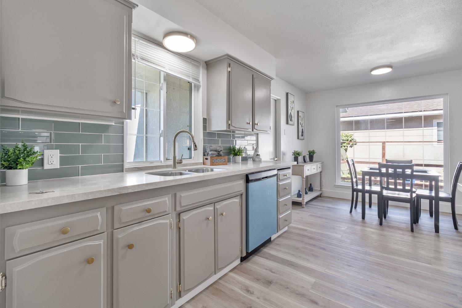 896 W Holland Ave, Clovis, CA 93612