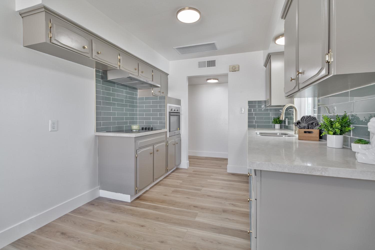 896 W Holland Ave, Clovis, CA 93612
