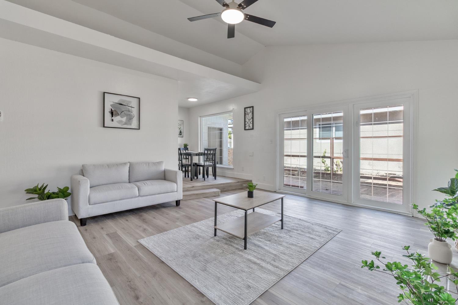 896 W Holland Ave, Clovis, CA 93612
