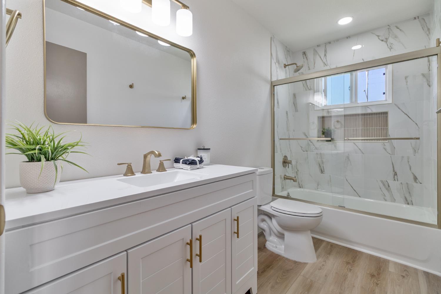 896 W Holland Ave, Clovis, CA 93612