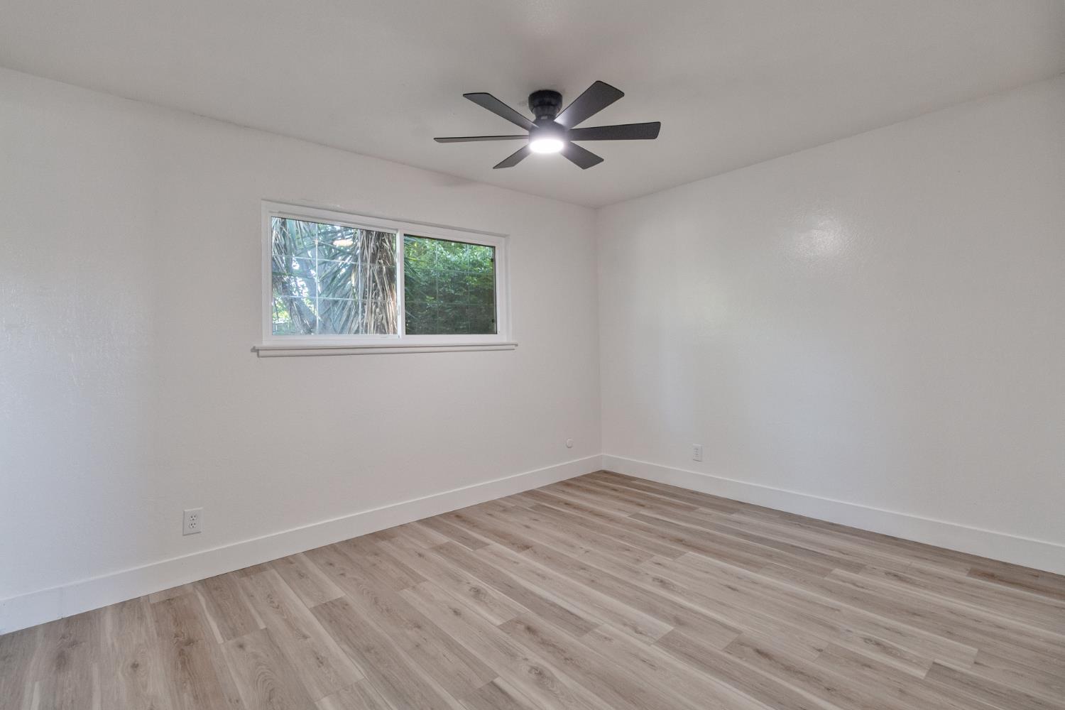 896 W Holland Ave, Clovis, CA 93612