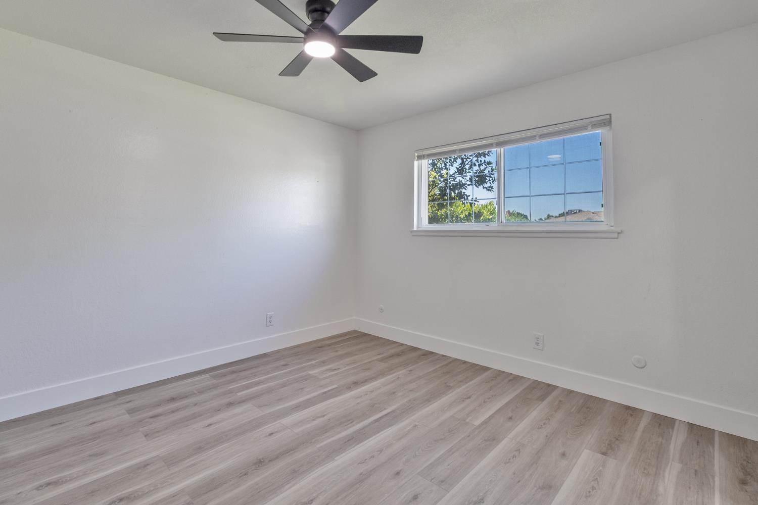 896 W Holland Ave, Clovis, CA 93612