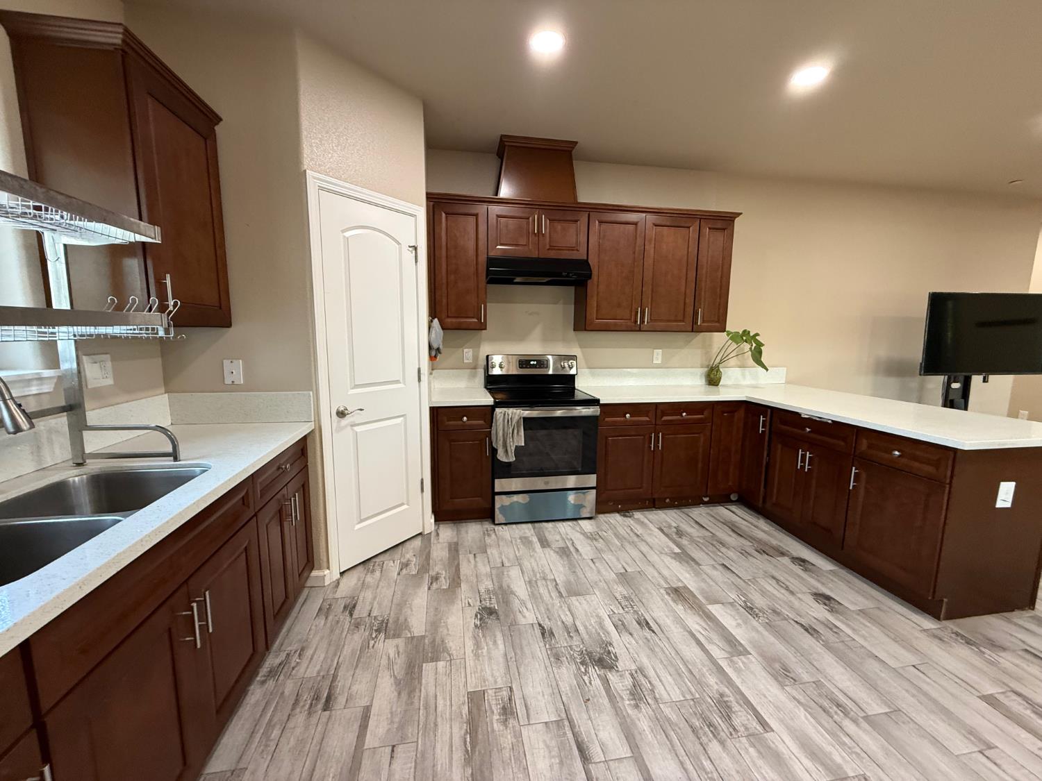 1707 Sylvia St, Selma, CA 93662