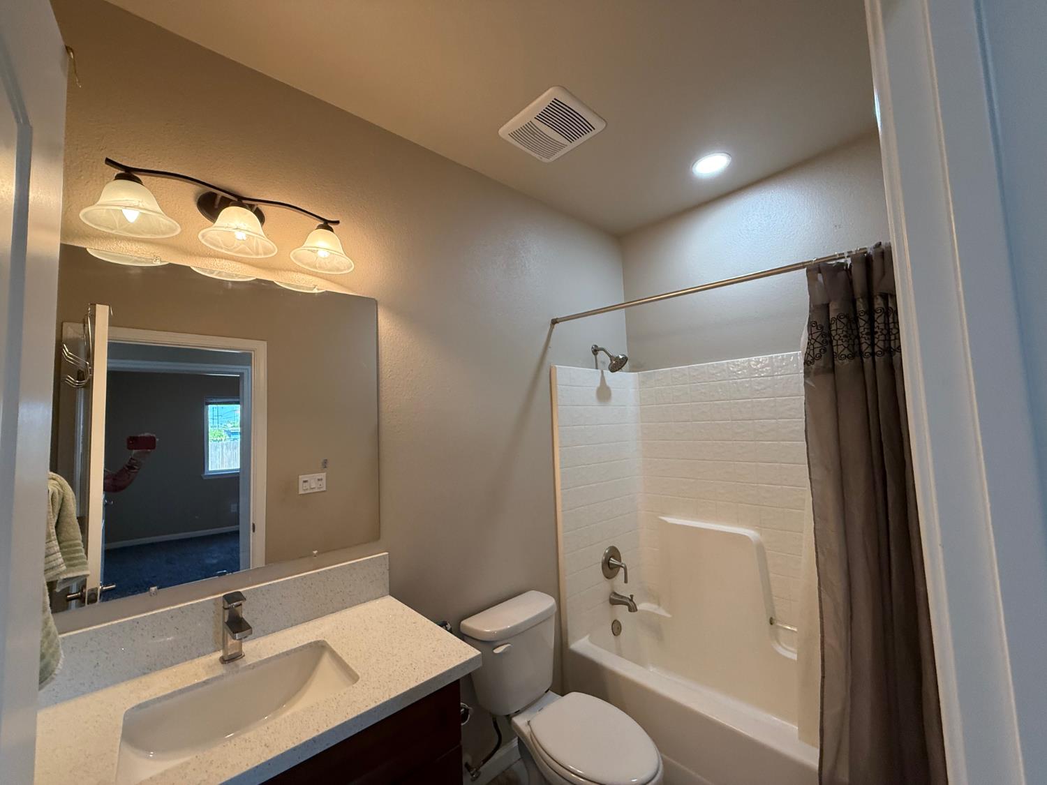 1707 Sylvia St, Selma, CA 93662