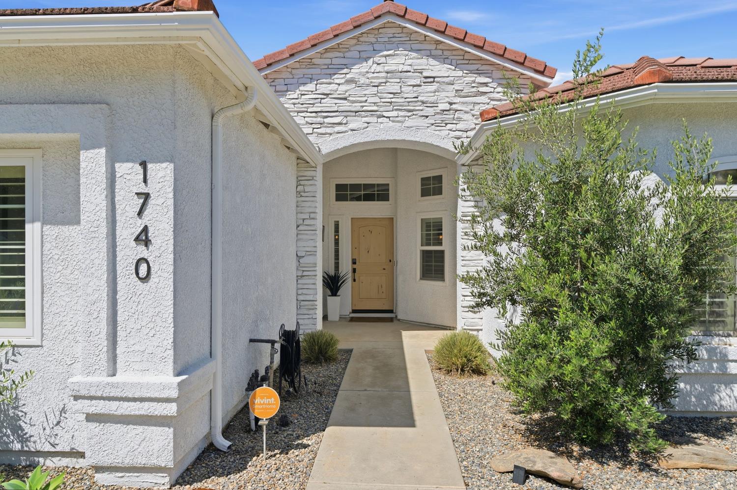 1740 N McKelvy Ave, Clovis, CA 93619