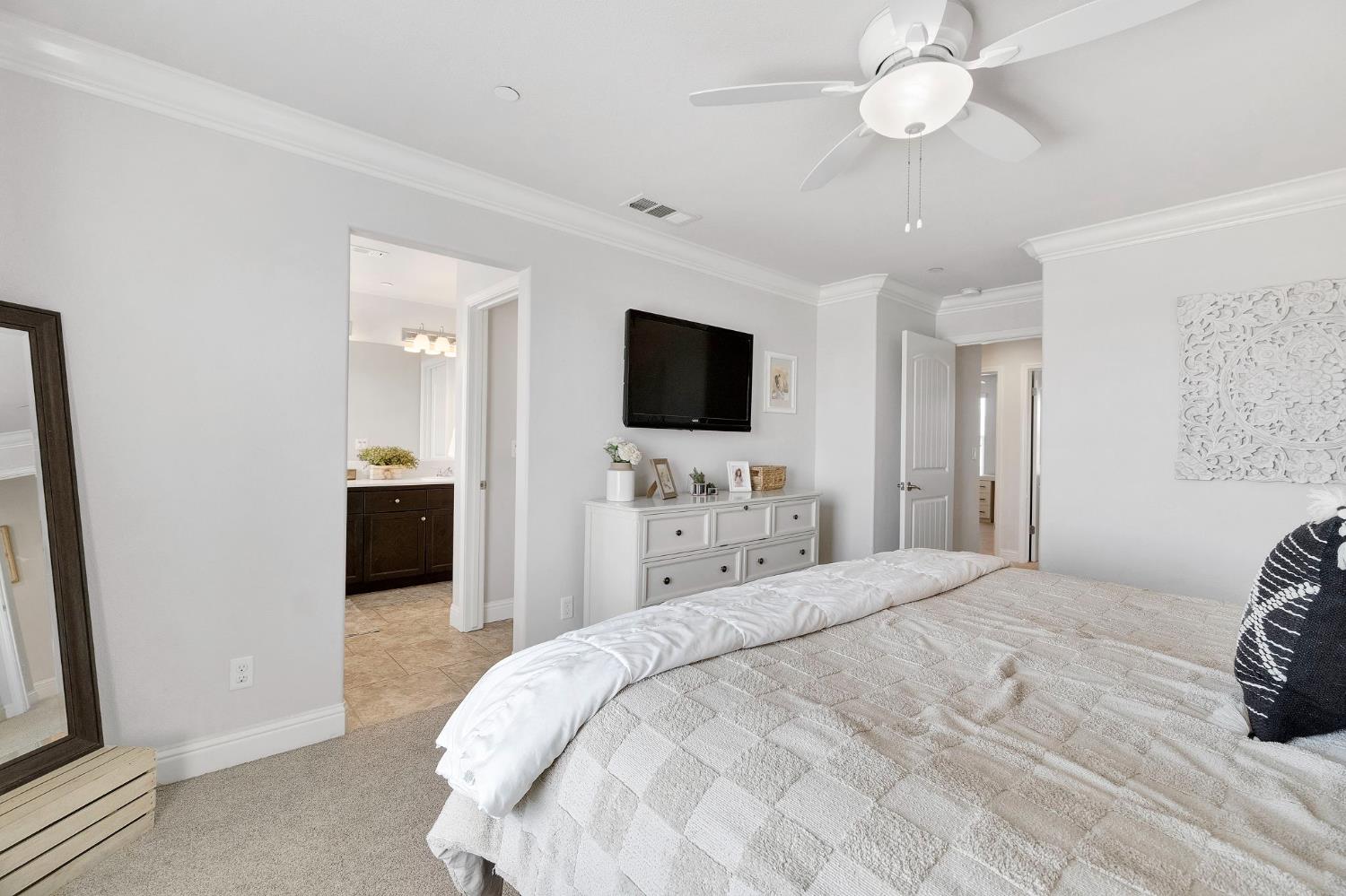 2752 Pontiac Ave, Clovis, CA 93611