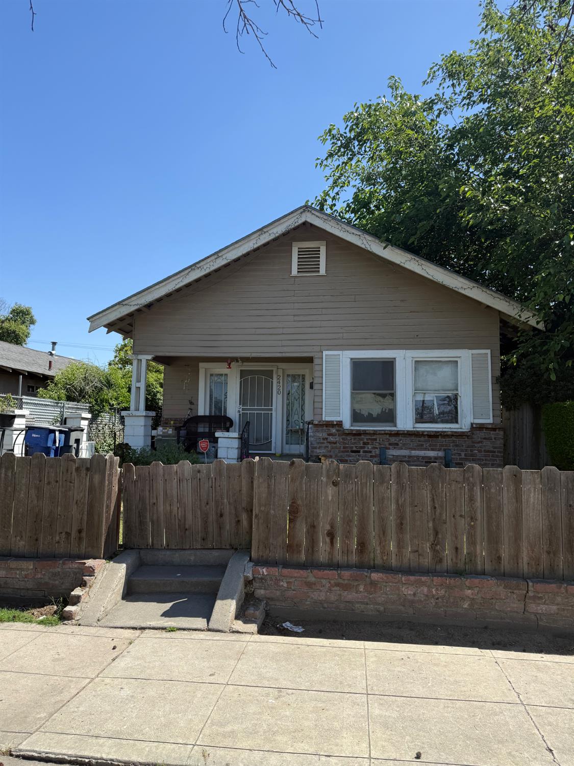 2420 E Clay Ave, Fresno, CA 93701