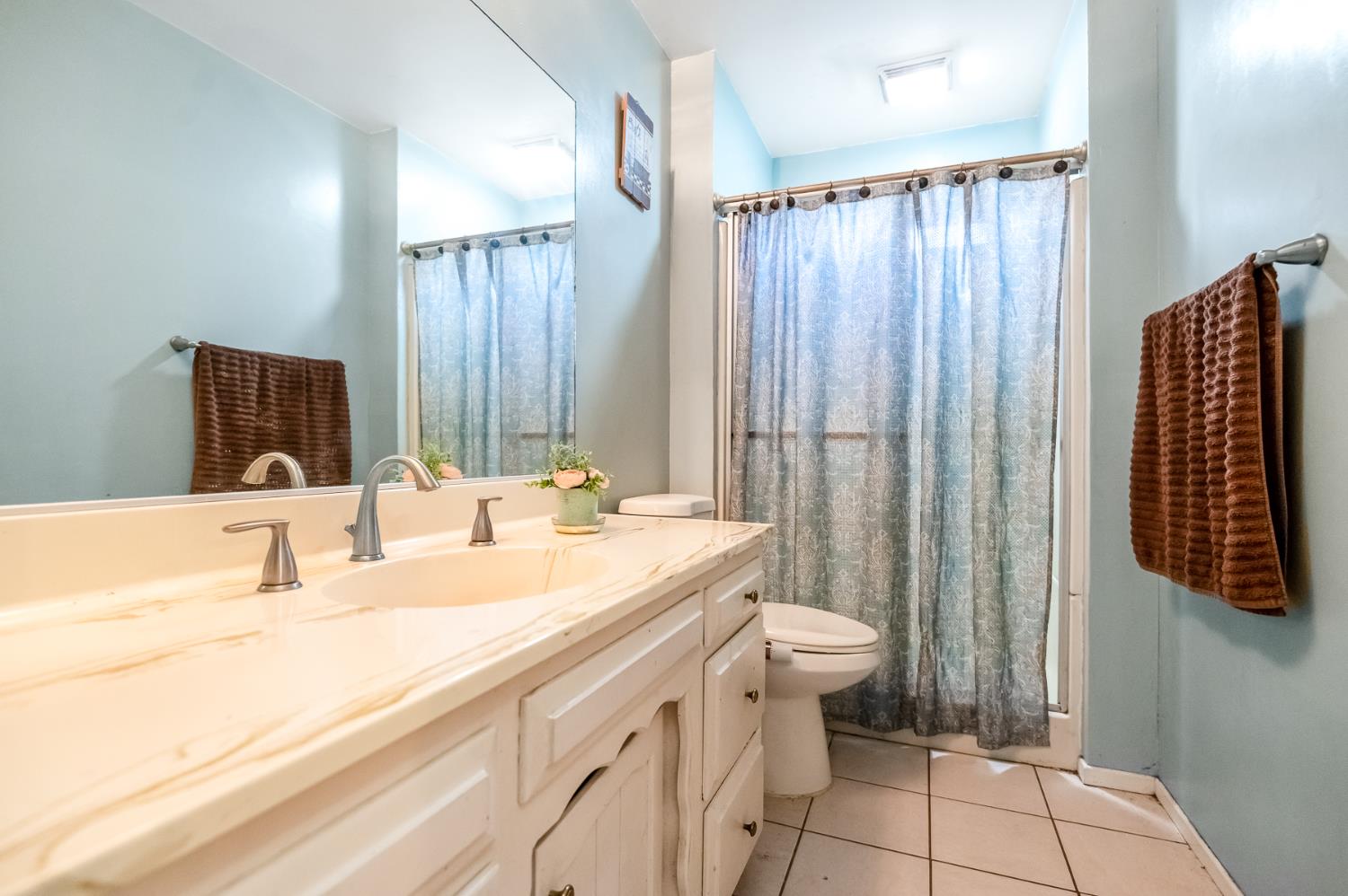 916 E Royal Ann Ave, Tulare, CA 93274