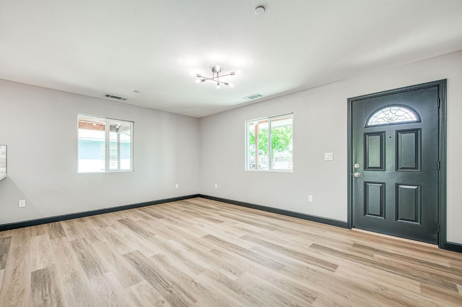 942 W Shields Ave, Fresno, CA 93705