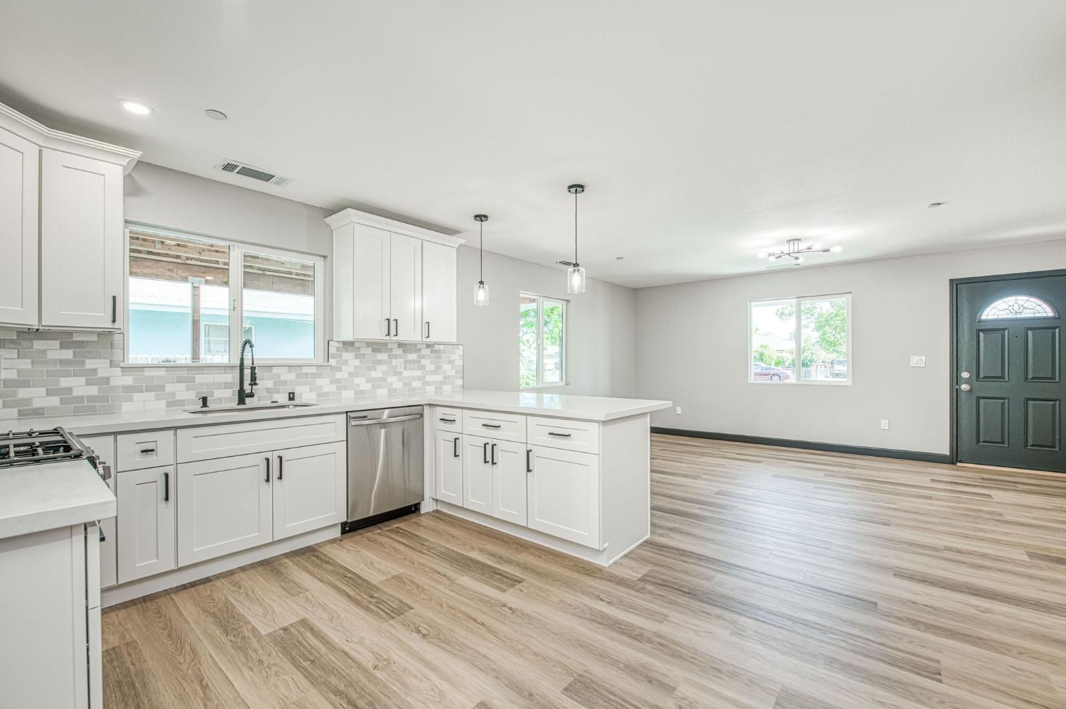 942 W Shields Ave, Fresno, CA 93705