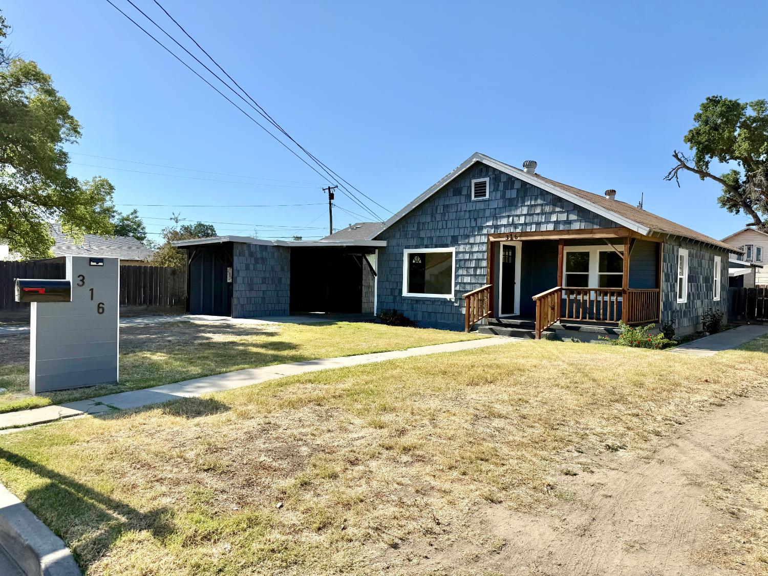 316 E Cameron St, Hanford, CA 93230