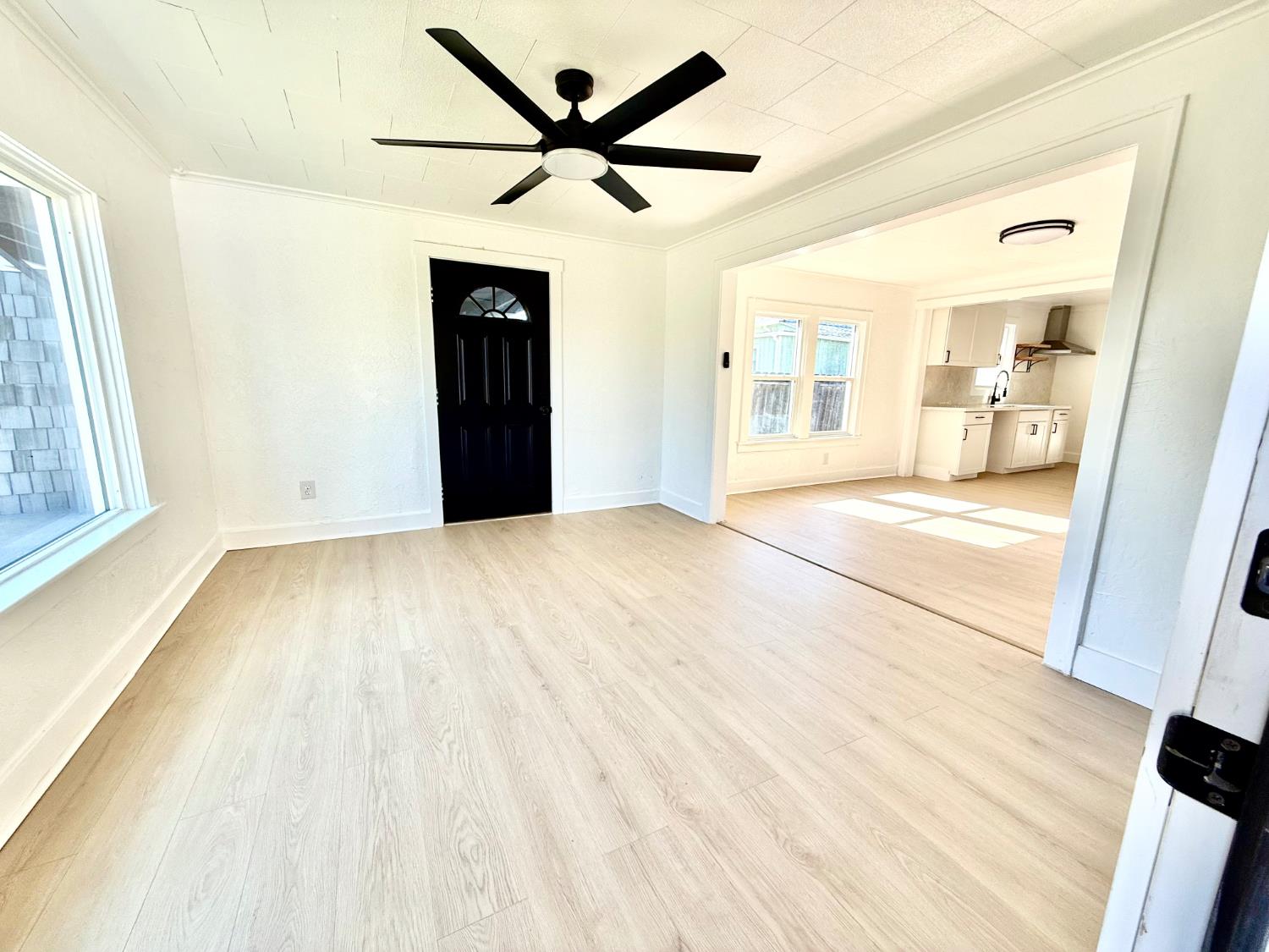 316 E Cameron St, Hanford, CA 93230