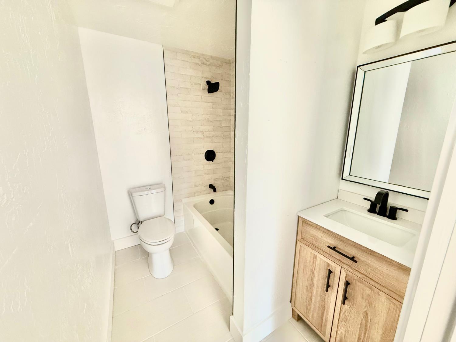 316 E Cameron St, Hanford, CA 93230