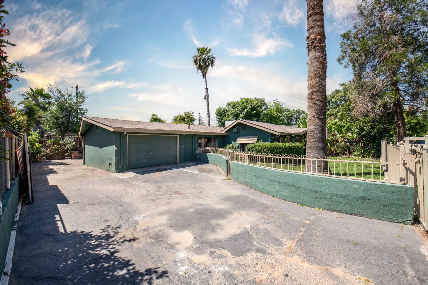 233 W Birch Ave, Pinedale, CA 93650