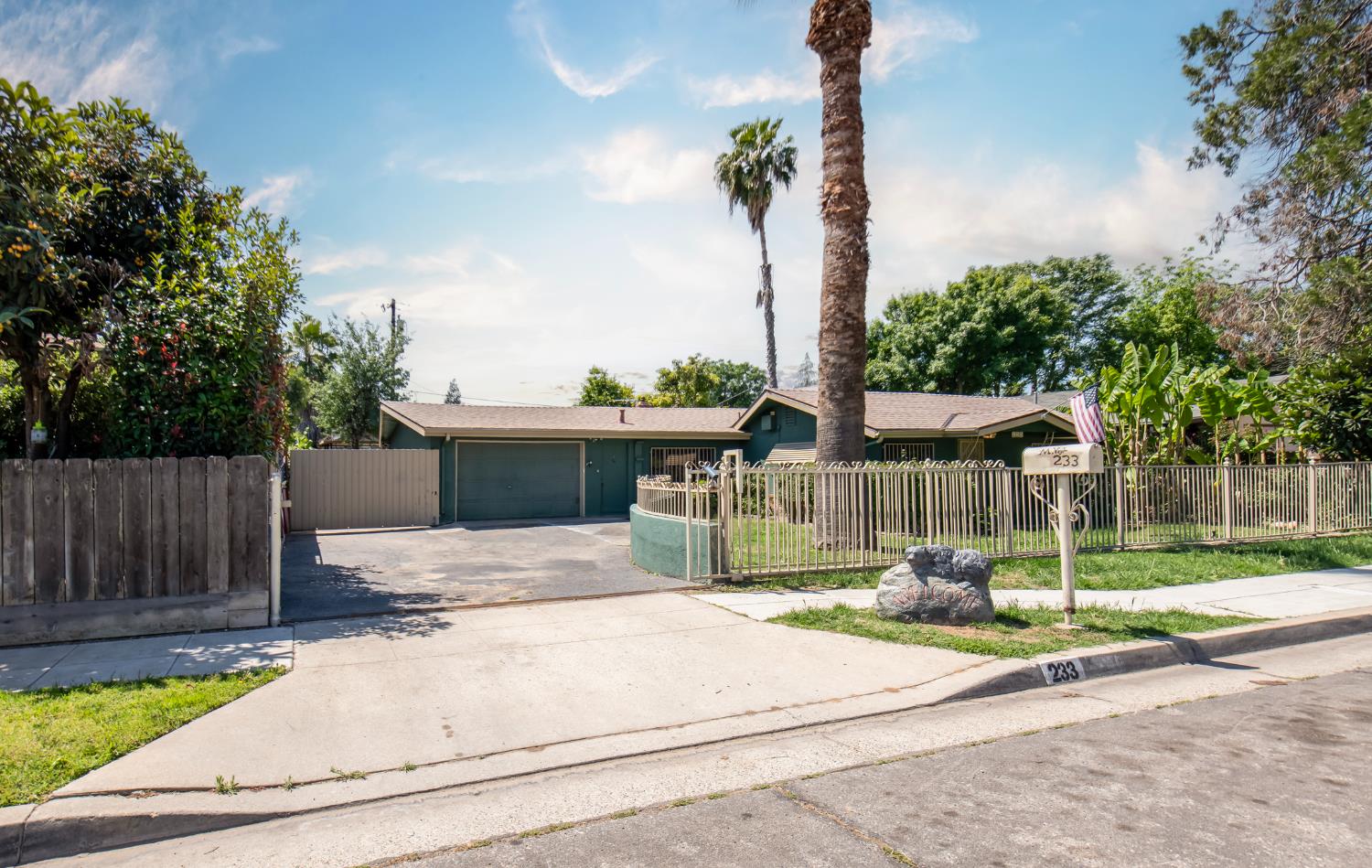 233 W Birch Ave, Pinedale, CA 93650