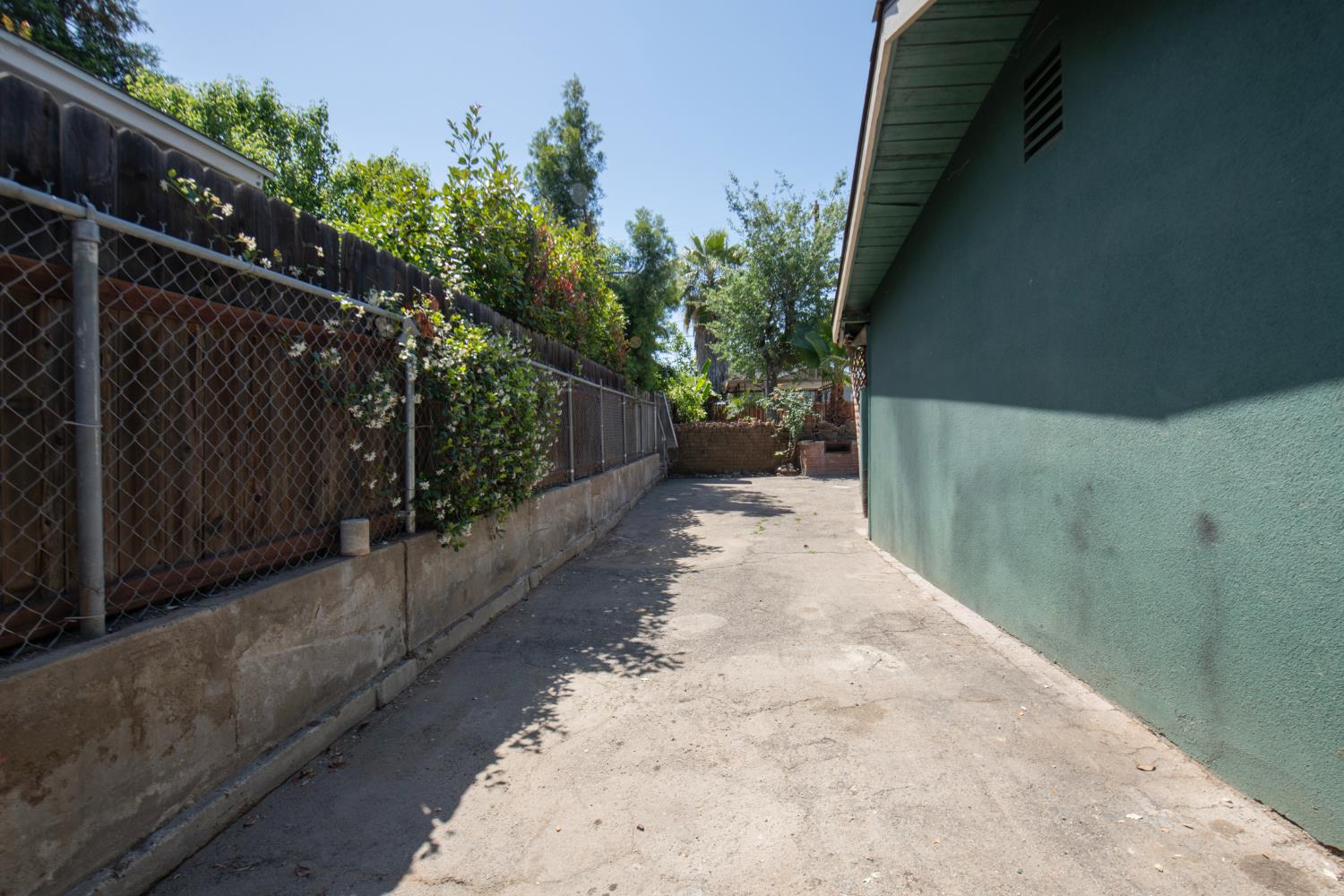 233 W Birch Ave, Pinedale, CA 93650