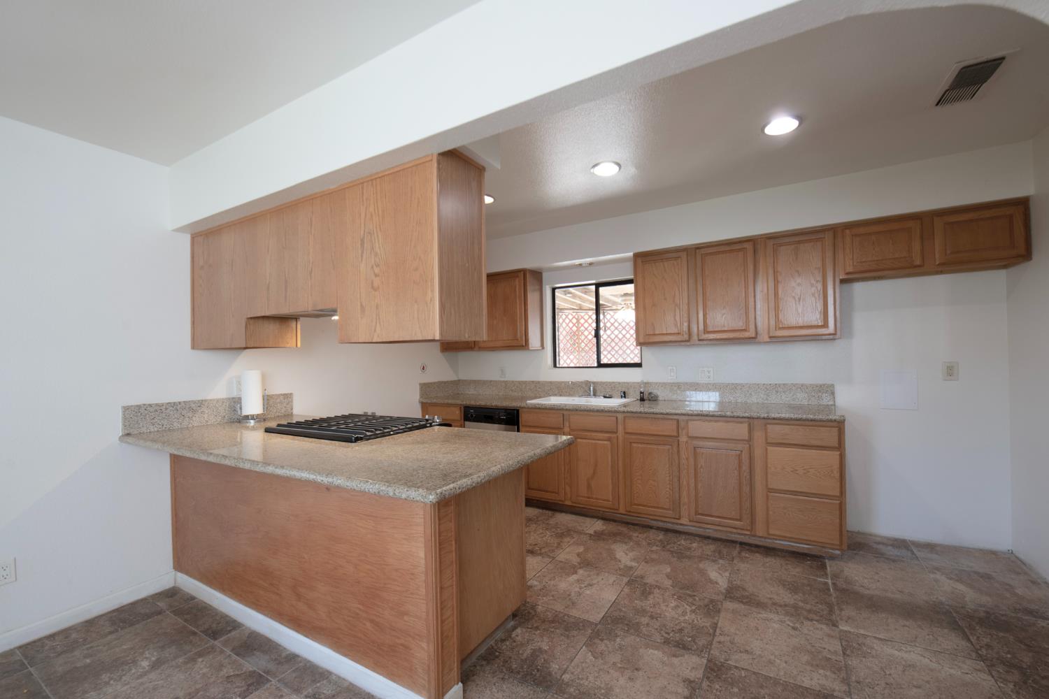 233 W Birch Ave, Pinedale, CA 93650
