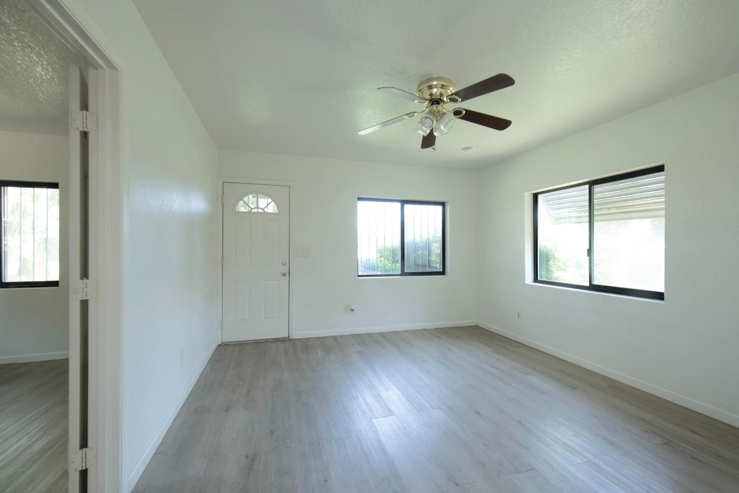 233 W Birch Ave, Pinedale, CA 93650