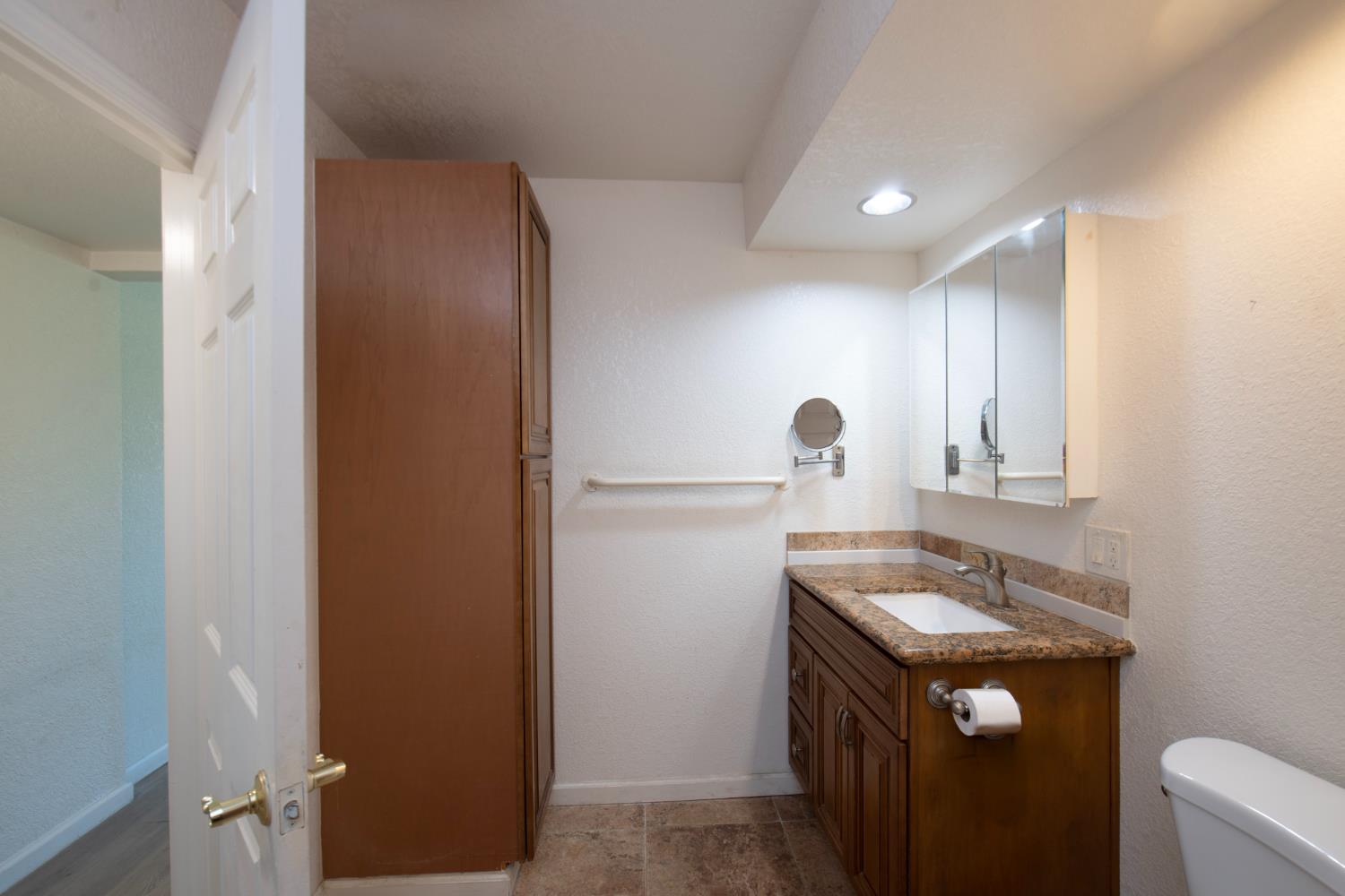 233 W Birch Ave, Pinedale, CA 93650