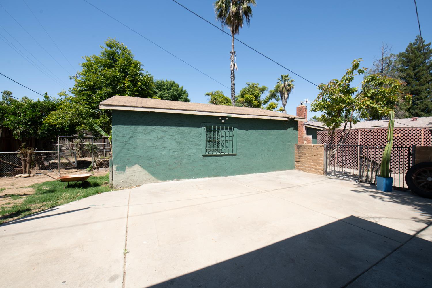 233 W Birch Ave, Pinedale, CA 93650