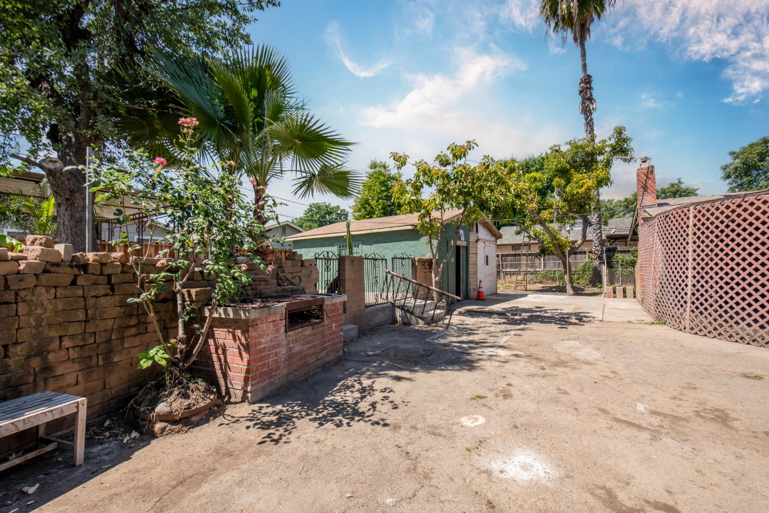 233 W Birch Ave, Pinedale, CA 93650