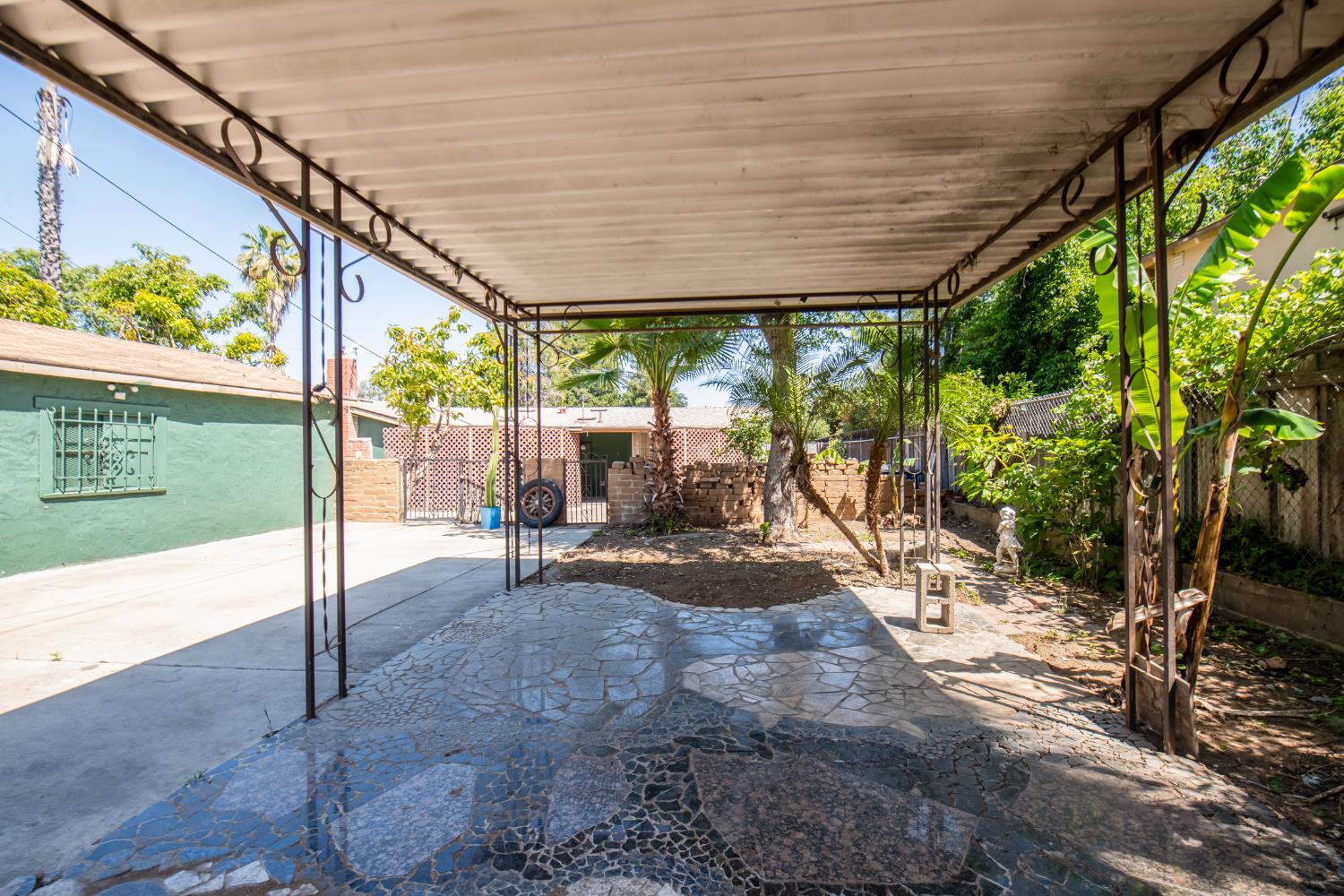 233 W Birch Ave, Pinedale, CA 93650
