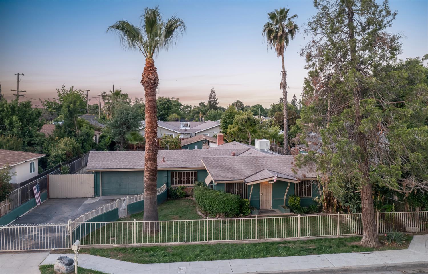 233 W Birch Ave, Pinedale, CA 93650