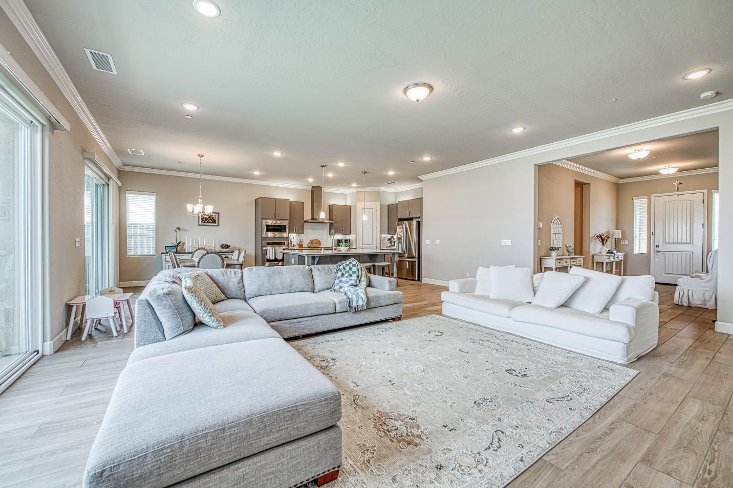 467 Heirloom Ln, Clovis, CA 93619