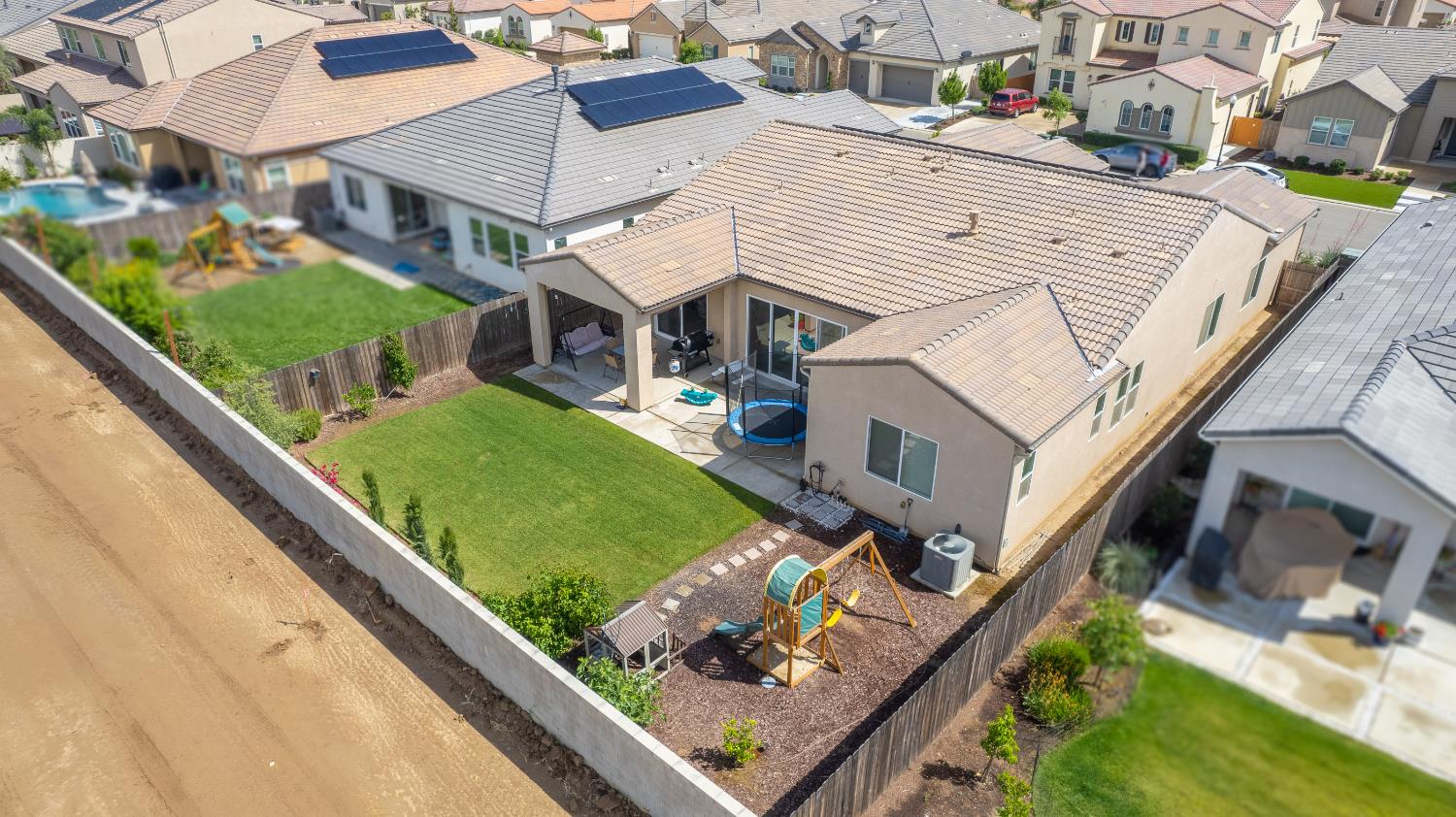 467 Heirloom Ln, Clovis, CA 93619