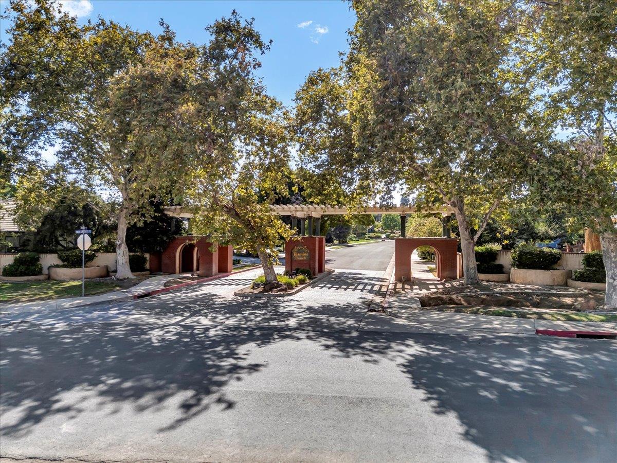 1189 E Fairhaven Ct, Porterville, CA 93257