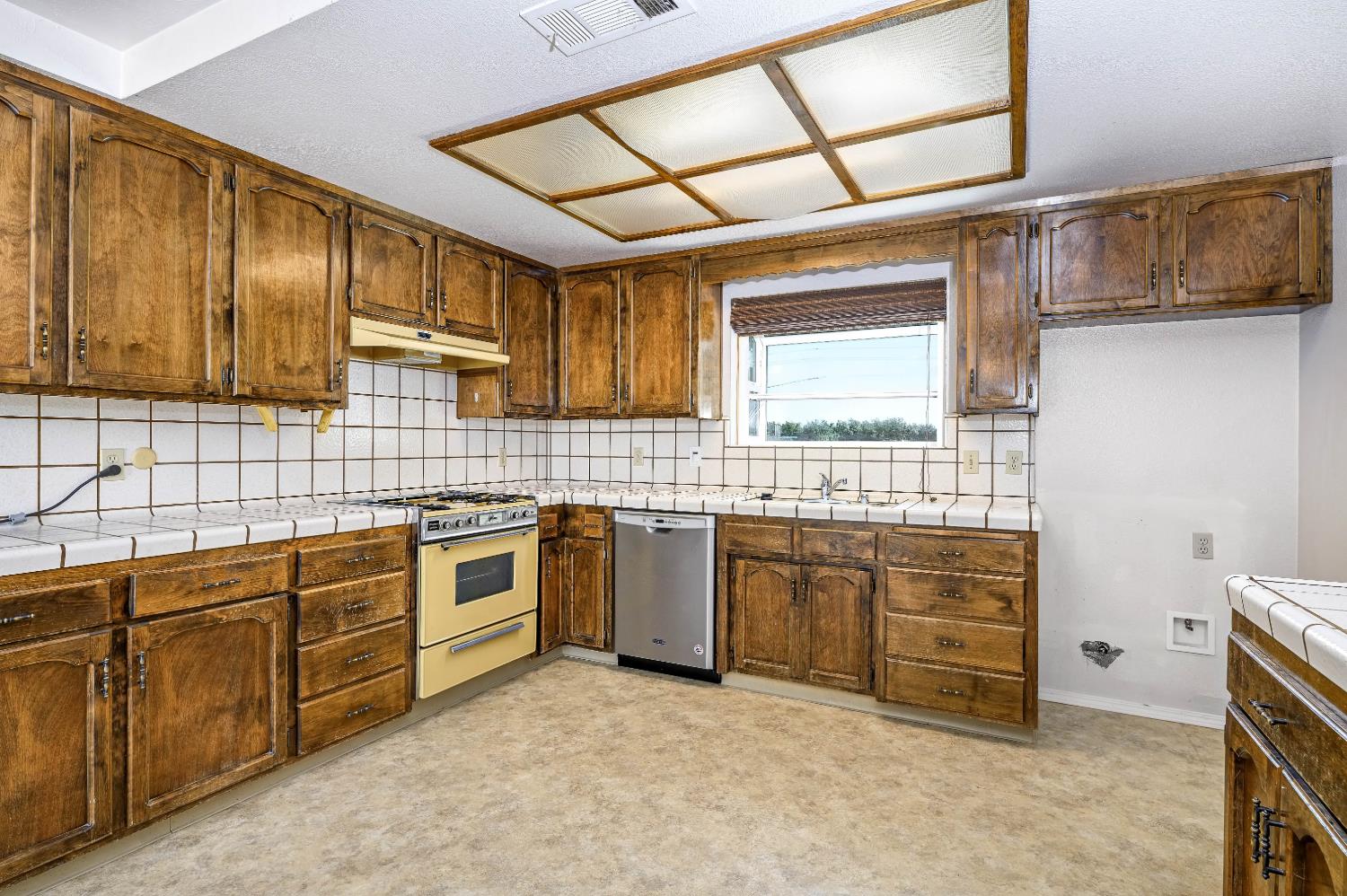 12066 Excelsior Ave, Hanford, CA 93230