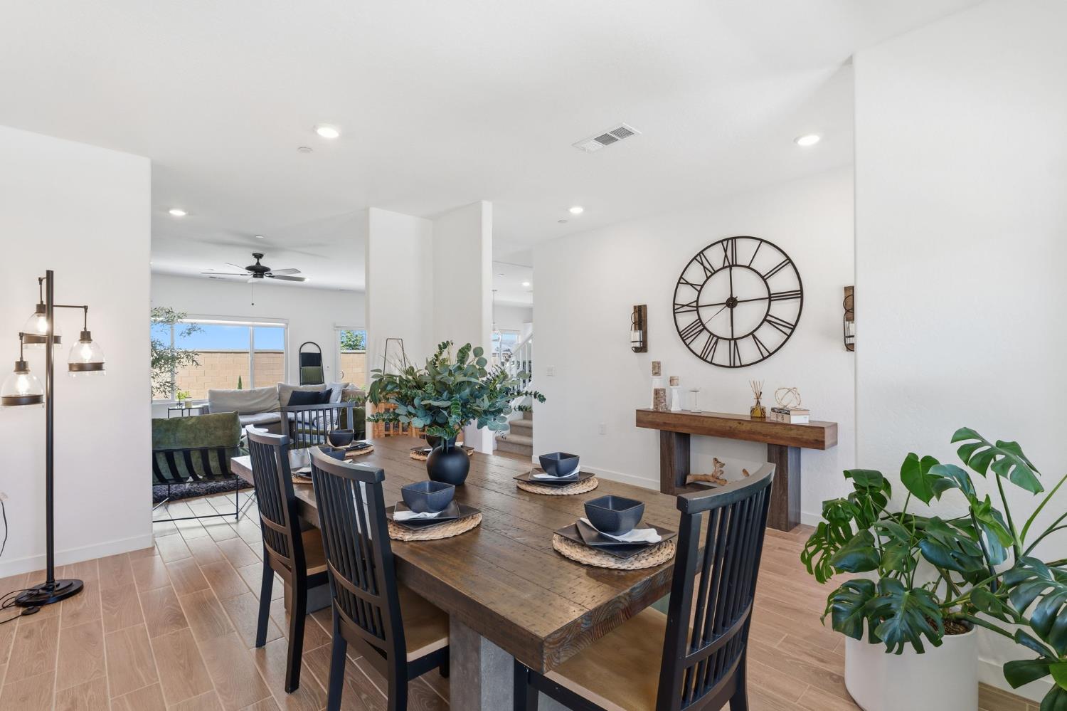 1061 Fruitwood Ave, Clovis, CA 93619
