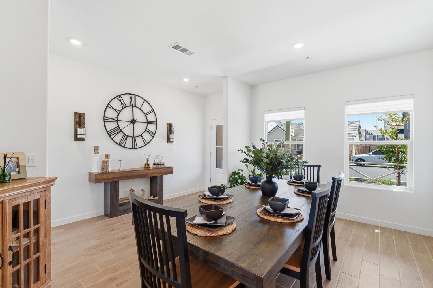 1061 Fruitwood Ave, Clovis, CA 93619